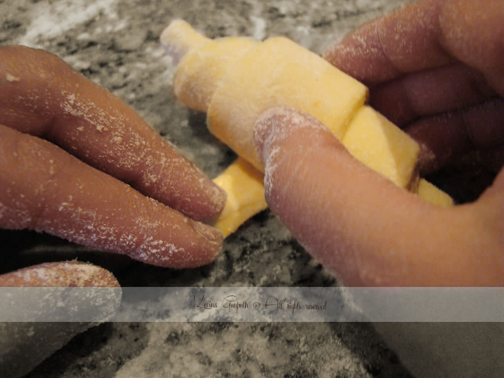 cornetto preparazione - arrotolare i triangoli